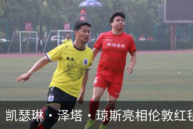 凯瑟琳・泽塔・琼斯亮相伦敦红毯，银色长裙尽显璀璨魅力